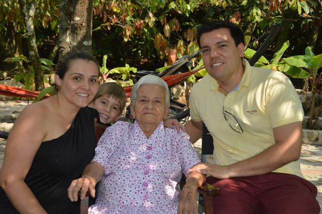 Gina Andrade, Enelia Zambrano y Óscar Andrade.